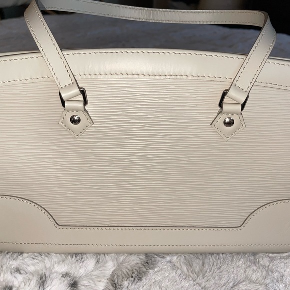 Authentic Louis Vuitton Madeleine PM Epi Ivory Leather Shoulder Bag - Picture 2 of 12